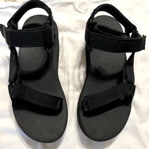 Size Women’s 6 Teva Flatform sandals. VGUC